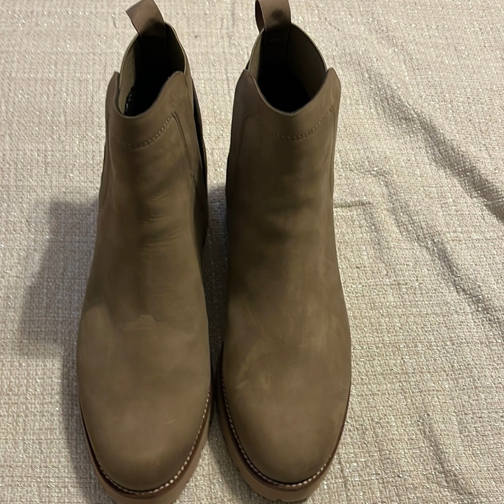 Blonde waterproof impermeable new excellent condition.